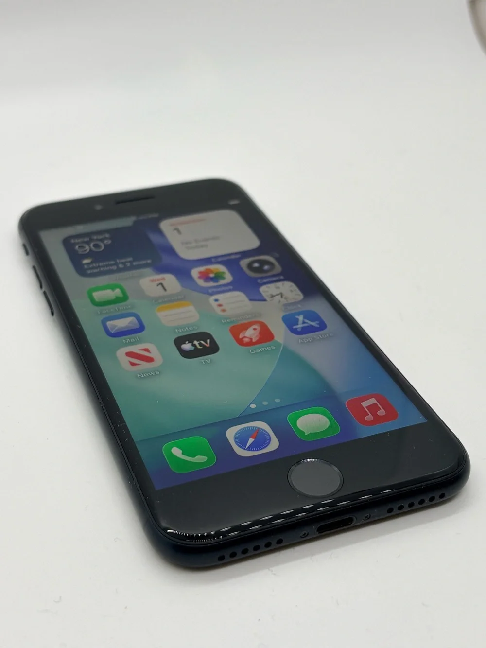 Apple iPhone SE UNLOCKED 64GB GREAT CONDITION